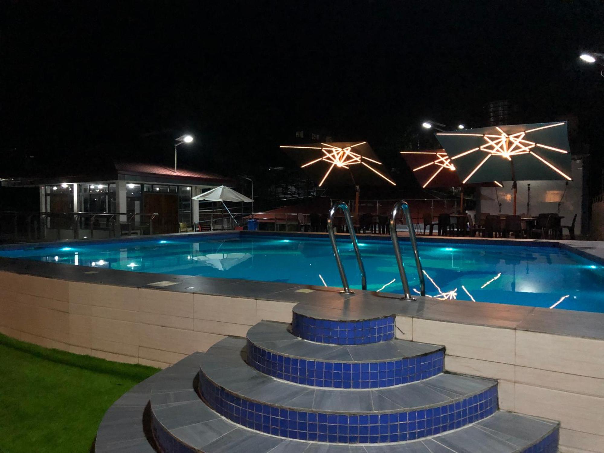 Sky Garden Hotel Корон Екстериор снимка