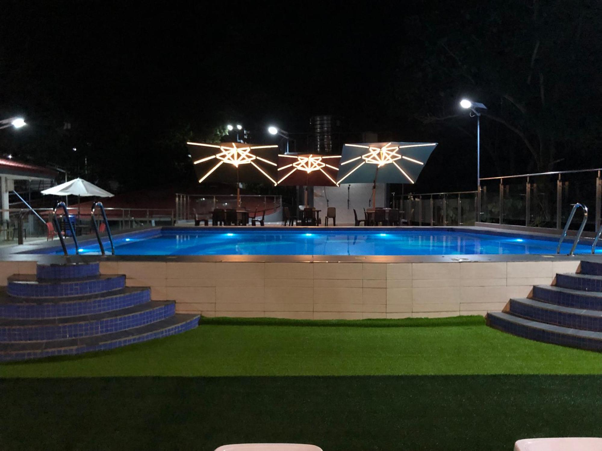 Sky Garden Hotel Корон Екстериор снимка